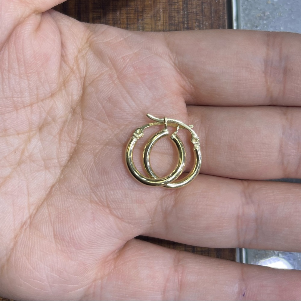 14kt gold small hoops!! Simple and elegant